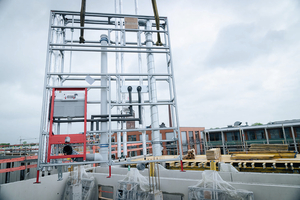  Mithilfe des Krans wurden die industriell vorgefertigten Installationswände von TECEsystem zunächst mit einer Abladehilfe im Paket auf das Stockwerk gehoben und dort an die jeweiligen Aufstellungsorte gesetzt 