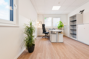  Das Büro der Einrichtungsleitung liegt zentral und für die Eltern schnell erreichbar direkt am Eingang 