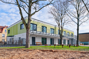  Den Gruppenräumen ist im Obergeschoss ein Laubengang vorgelagert, der als Fluchtweg dient und den Kindern täglich einen direkten Zugang zum Garten ermöglicht 