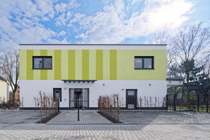  Die neue Städtische Kindertageseinrichtung Herkenweg  wurde als erstes Gebäude im neu entwickelten Bausystem ALHO Holz-Hybrid aus Stahl und Holz realisiert 