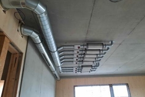 Unteransicht der ausgeschalten Betondecke mit Anschluss an das RLT-Lüftungssystem 