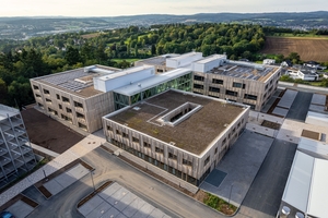  Der Komplex besteht aus vier Baukörpern, verbunden über eine gläserne Pausenhalle. Ein cleveres TGA-System aus Photovoltaik und einer RLT-Anlage mit Wärmerückgewinnung ermöglicht einen nachhaltigen Betrieb 
