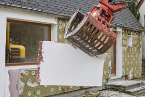  Das recyclingfähige Wärmedämm-Verbundsystem weber.therm circle lässt sich sortenrein rückbauen. Dabei wird das im System integrierte Separationsgewebe bahnenweise gestrippt und mitsamt der Putzschicht abgezogen. Nachdem der Putz mechanisch vom Gewebe getrennt wurde, geht beides wieder in den Produktionsprozess ein 