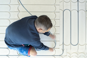 Nach der Verlegung der Fußbodenheizelemente wurde mit der Installation der Rohre begonnen 