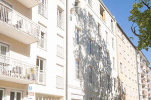  Das Mehrfamilienhaus in der beliebten Münchener Maxvorstadt wurde um zwei Geschosse erweitert. Die Maßnahme erfolgte in Holzständerbauweise 