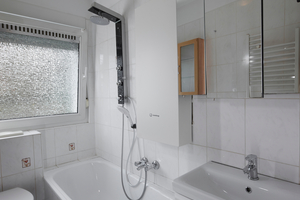  Die Wohnungsstation Regudis W-HTE GT passt genau an den Platz der alten Gastherme – und die passgenaue Abdeckung deckt die Stationen sowie die Verrohrung optimal ab 