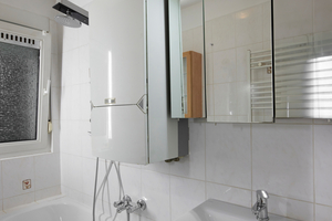  Alte Gastherme im Badezimmer einer Wohnung  