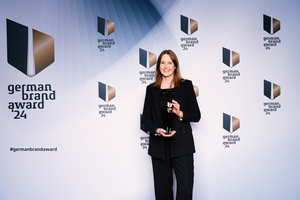  Alexandra Ludwig, Director Marketing Deutschland bei Viega, nahm stellvertretend den German Brand Award 2024 bei der Preisverleihung in Berlin entgegen.  