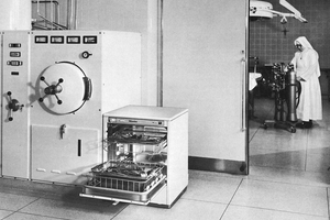  Thermo-Desinfektor für das Spülen und Desinfizieren von OP-Besteck im Krankenhaus. 1961 gilt als das Jahr für den Einstieg in die Medizintechnik. 