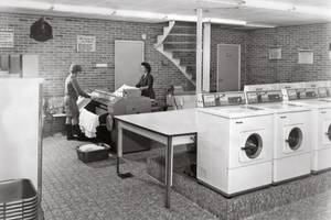  Ab den 1950-er Jahren stattete Miele Wäschereien mit seinen Produkten aus. 