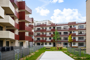  Die zahlreichen Balkone dienen als prägendes Gestaltungselement und Schnittstelle zwischen Innen- und Außenraum 