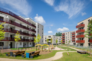  Das Wohnquartier in Stein bei Nürnberg zeichnet sich durch zahlreiche Grünflächen aus, die neben der Umsetzung des Schwammstadt-Konzepts auch der Lebensqualität dienen 