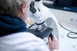  Die Zählung der möglicherweise gewachsenen Keime wird mikroskopisch analysiert. Die Spezialisten von KEBOS kümmern sich von der Beprobung bis zur Beseitigung um alle Schritte der Legionellenbekämpfung 
