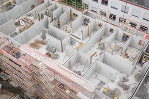  Die konsequente Typisierung minimiert im Fall des Projekts in der Senftenberger Straße das Fehlerpotenzial und die Kosten. Das Prinzip des „Typenhauses“ entwickelte das Berliner Architekturbüro Studio MARS für den Bauherrn STADT UND LAND 
