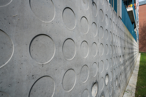  Das Matrizenmotiv wurde von den Architekten entworfen. Es besteht aus Kreisen, die einen Durchmesser von 200 mm haben und rasterförmig mit einem Abstand von 280 mm nebeneinander angeordnet sind 
