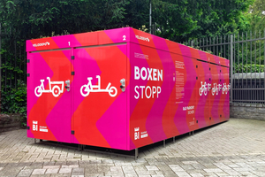  Die Pulverlackierung der Garagen steht in über 200 RAL-Farbtönen zur Verfügung. Somit fügen sich die Boxen perfekt ins jeweilige Farbkonzept ein – wie hier ins Corporate Design der Fahrradinitiative „Bielefeld … fährt Rad!“ 