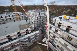  Aufgrund der klar vorgegebenen Gebäudemaße und Spannbreiten ergab sich für das Projekt ein Baustoff-Mix aus Porenbeton für die Außenwände, Stahlbetondecken und für die Innenwände wurde Kalksandstein für den Lastabtrag und Schallschutz verwendet 