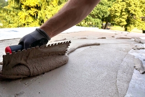  Triflex hat den Kleber, mittels dem die Entkopplungsbahn des Systems Triflex ProDrain aufgebracht wird, weiterentwickelt: Der neue Kleber Triflex ProDrain Fix+ erlaubt die Grundierung der Entkopplungsbahn bzw. das Herstellen der Lastverteilschicht mit Polymethylmethacrylat (PMMA) anstatt mit Epoxidharzen. Das verkürzt die Aushärtezeit des gesamten Systems um ein Vielfaches 