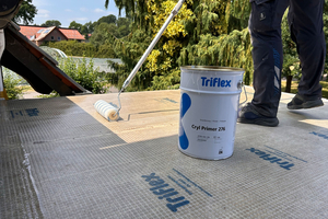  Die PMMA-basierte und ebenfalls 2-lagig aufzutragende Grundierung Triflex Cryl Primer 276 ist bei +20 °C bereits nach 45 Minuten begeh- und überarbeitbar. Epoxidharz-Grundierungen dagegen müssen 12 Stunden aushärten. Dank der Neuerung sind Balkon- und Terrassensanierungen nun binnen eines Arbeitstages umsetzbar 