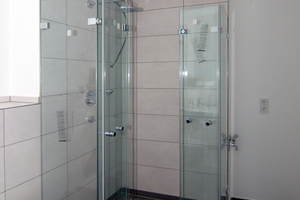  Rechts: Diese große Dusche zeigt eine Abtrennung MK930 mit Festteilen, noch ohne Stabilisatoren 