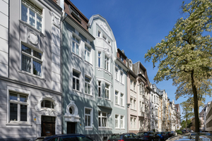  Bei der Erstellung der Farbentwürfe betrachtete Burgis Bock vom Brillux Farbstudio Münster nicht nur das Gebäude selbst, sondern den gesamten Straßenzug. So stellte sie sicher, dass sich die Farbtöne optimal einfügen 