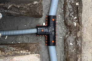  Die polymeren Rohrsysteme sind flexibel und schnell verlegt. Die exzellenten Wärmedämmeigenschaften halten die Verluste beim Wärmetransport besonders gering 