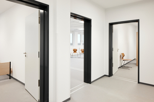  Entlang eines langen Flure reihen sich die Zimmer auf dem H-förmigen Grundriss aneinander – flankiert von den Küchen und den sanitären Anlagen 