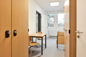  Kein Luxus, aber solide, menschliche Ersthilfe: Die jeweils rund 15 m² großen Zimmer können einzeln oder als Zweibettzimmer belegt oder per Verbindungstür für Familien zusammengeschlossen werden 