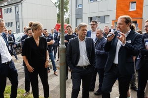  Im Rahmen seiner Sommertour 2023 besuchte Wirtschaftminister Habeck das Reallabor der LEG und ließ sich die unterschiedlichen seriellen Sanierungslösungen erläutern 