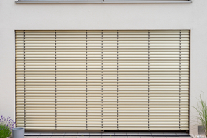  Bauherr und Architekt Florian Kraas entschied sich für Raff-storen im Farbton Gold, um eine ansprechende Gesamtästhetik der Fassade zu erreichen 