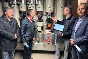  Setzen beim Energiesparen auf „Paul“ (v.l.n.r.): SPD-Bundestagsabgeordneter Carsten Träger, Dr. Thomas Jung, Oberbürgermeister der Stadt Fürth, Maiko Dufner (PAUL Tech AG) und Rolf Perlhofer, Geschäftsführer der WBG-Fürth 