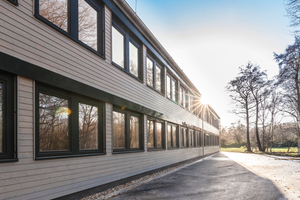  Bei dieser Schule in Langenhagen fiel die Entscheidung für eine Stülpschalung aus Lärchenholz. Die moderne silbergraue Holzlasur wurde zeiteffektiv bereits im Werk aufgetragen und gibt der Fassade extra Schutz 