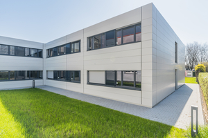  Wegen der Nähe des Neubaus zum bestehenden Verwaltungsgebäude war den Planungsverantwortlichen der Firmenzentrale Adolf Würth in Künzelsau die visuelle Qualität der Containerfassade besonders wichtig 