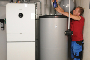  Es wurde eine Wärmepumpe von Bosch in Kombination mit einem effizienten Wärmespeicher installiert. Geberit hält alle Komponenten im Sortiment bereit, die für den Anschluss an das Wasserversorgungssystem notwendig sind 