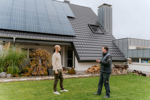  Nutzt zum Betrieb des neuen Heizsystems soweit möglich selbsterzeugten Strom:  Hausbesitzer Aaron Layher (links, hier im Gespräch mit SHK-Fachhandwerker Stefan Koch) 