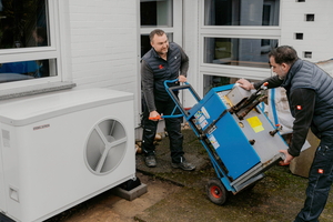 Um sein Eigenheim umweltfreundlich, zukunftssicher und energieeffizient zu beheizen, ließ Aaron Layher seine alte Gasheizung gegen eine außenaufgestellte Luft-Wasser-Wärmepumpe tauschen 