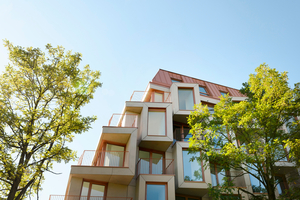  Die aufsehenerregende Fassade ist durch eine Vielzahl wabenförmig versetzter Erkervorsprünge strukturiert 