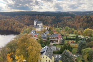  Beispiel 2, mit Museum Schloss Burgk in einer Fluss-Schleife der Saale. Für Löschzwecke ist das Trinkwassernetz der 90-Einwohner-Siedlung nicht geeignet 