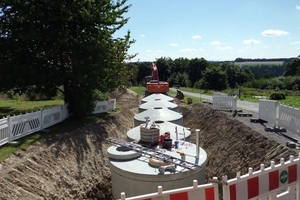  Beispiel 1, Eßbach/Thüringen: Fassungsvermögen von 100 m³ in fünf Behältern, die untereinander durch Rohre verbunden sind 
