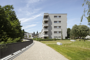  Ein fünfgeschossiger Kopfbau bildet den Quartiersabschluss und neues Merkzeichen der Siedlung Richtung Innenstadt. Mit der Umnutzung des ehemaligen Bauhof-Areals wurde neben der kompletten Bodensanierung eine hälftige Entsiegelung der Fläche inklusive umfassendem Regenwassermanagementkonzept realisiert 
