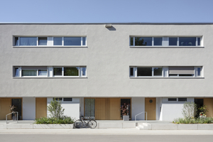  Für die Neubebauung wurden dauerhafte und wertige Baumaterialien eingesetzt: monolithische Ziegel-Außenmauern mit hydrophilem Dickschicht-Kratzputz und Holz-Aluminium-Fenster mit textilem Sonnenschutz 