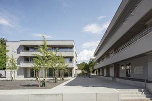  Der kleine Quartiersplatz der Neubausiedlung dient ebenso wie zentrale Gemeinschaftseinrichtungen als sozialer Treffpunkt im Quartier und unterstützt so den Genossenschaftsgedanken des gemeinschaftlichen Wohnens 