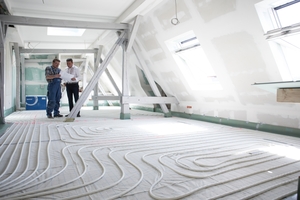  Das System lässt sich auch von nur einer Person verlegen. Das mit einem Klettband versehene Rohr wird durch auflegen auf der mit einer Fließfolie versehenden Dämmplatte fixiert 