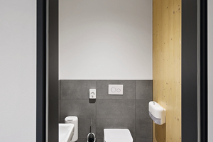  Blick in einen WC-Raum: Hinter der Wand befinden sich die seriell vorgefertigten Installationswände von TECEsystem, die den Bauprozess beschleunigten. Nach außen hin schließen ein Urinal, ein WC sowie ein Waschbecken die neugestalteten Räume ab 