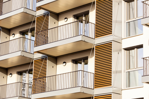  Im fertiggestellten Apartmenthaus verfügen alle Wohneinheiten über eigene Luft/Luft-Wärmepumpen, die in den „Silent Cubes“ auf den Balkonen untergebracht sind 