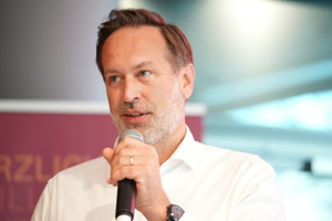  Erstmals durchgeführt: Peter Theissing, Geschäftsführer von KS-Original, dem Markenverbund mittelständischer Kalksandsteinhersteller, stellt sich beim sogenannten Elevator Pitch vor. Dafür hatte er wie alle Vertreter der Industrie nur 60 Sekunden Zeit 
