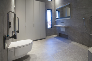  Der Sanitärbereich im Badezimmer wurde komplett mit Produkten von Geberit seniorengerecht und barrierefrei ausgestattet. Für eine Extraportion Wellness und Komfort sorgt hierbei das Dusch-WC AquaClean Mera Comfort 
