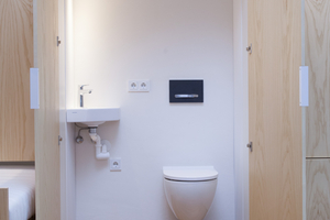  Direkt neben dem Schlafbereich, versteckt im Wandschrank, befindet sich ein kleiner Sanitärbereich – ausgestattet mit einem Acanto WC und dem Eckhandwaschbecken aus der Geberit iCon-Serie 