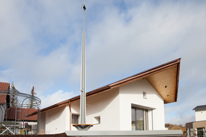  Strom für das ZiHaus wird unter anderem über Photovoltaik-Platten auf dem polygonal angeordneten Dach sowie über die Windturbine im Garten gewonnen  