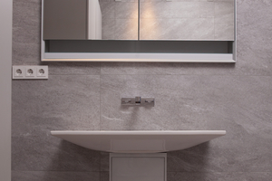  Um den Waschtisch der Serie Geberit ONE rollstuhlgerecht unterfahrbar zu gestalten, plante der Architekt eine entsprechende Aussparung in der Wand. Nahtlos und elegant fügt sich der Spiegelschrank aus der gleichnamigen Serie ein 